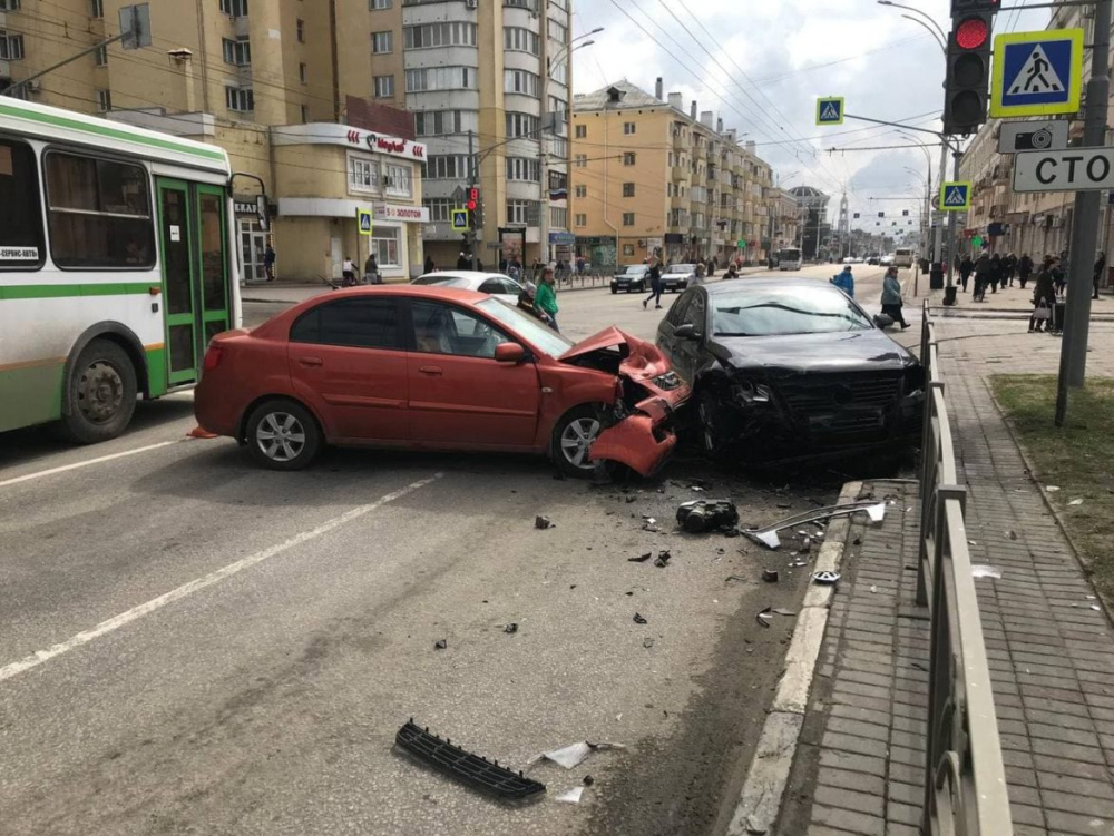 Двое детей получили травмы в аварии в центре Тамбова Двое детей получили травмы в аварии в центре Тамбова