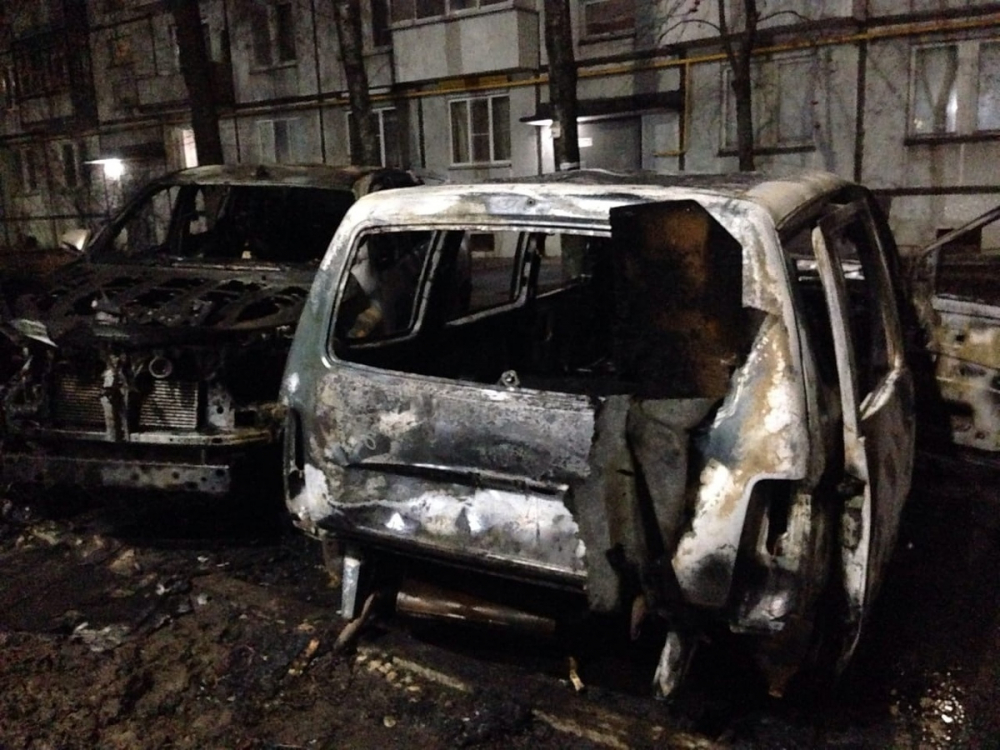 В центре Тамбова сгорели три автомобиля В центре Тамбова сгорели три автомобиля