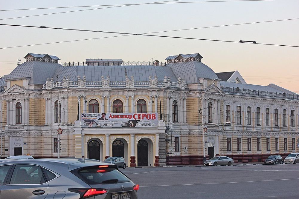 В Тамбове запретят стоянку у драмтеатра В Тамбове запретят стоянку у драмтеатра