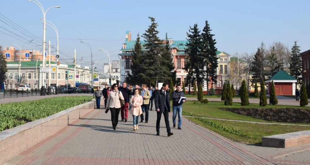 Врио главы Тамбова по выходным вместе с подчинёнными ищет треснувшую плитку на тротуарах и грязные фасады Врио главы Тамбова по выходным вместе с подчинёнными ищет треснувшую плитку на тротуарах и грязные фасады