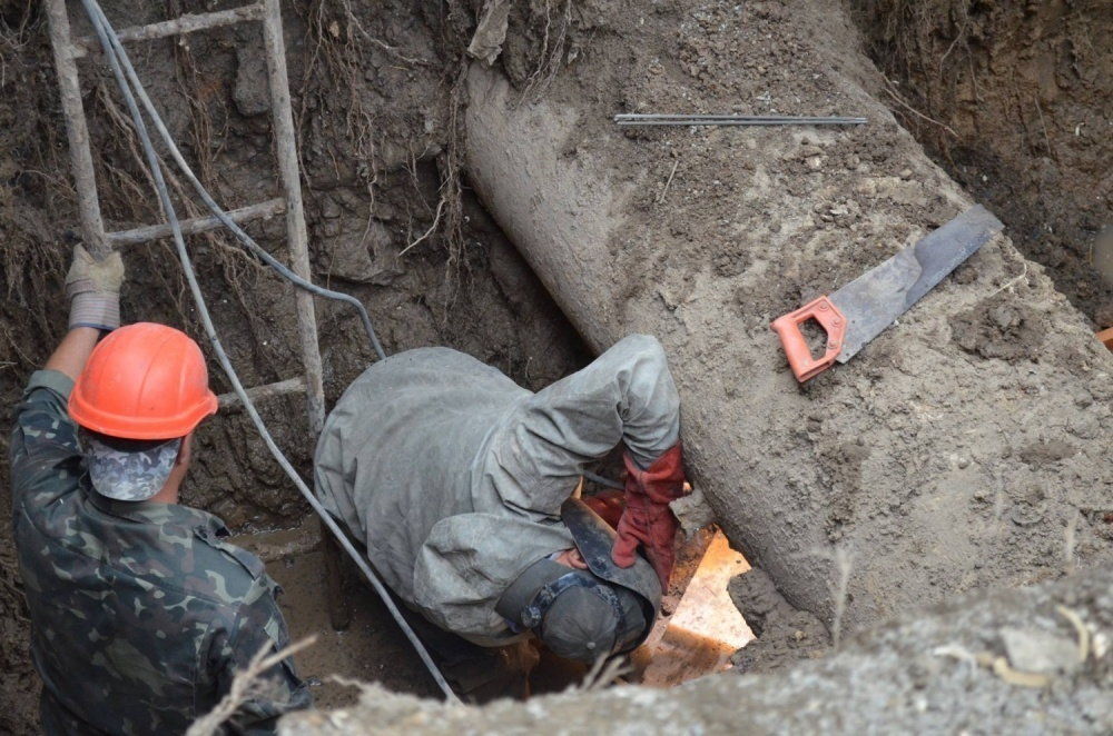 Повреждение водовода на Советской ликвидировано, но «напора» воды пока нет Повреждение водовода на Советской ликвидировано, но «напора» воды пока нет