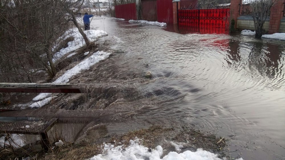 Вода наступает на населенные пункты региона. Введен режим повышенной опасности Вода наступает на населенные пункты региона. Введен режим повышенной опасности