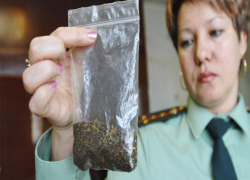 При задержании за хранение наркотиков подросток пытался проглотить пакет со спайсом При задержании за хранение наркотиков подросток пытался проглотить пакет со спайсом