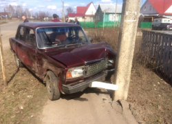 В Рассказове «семерка» въехала в столб после встречи с Volkswagen Passat В Рассказове «семерка» въехала в столб после встречи с Volkswagen Passat
