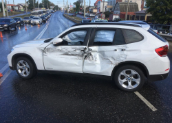 В Тамбове грузовик протаранил «BMW» на улице Астраханской В Тамбове грузовик протаранил «BMW» на улице Астраханской