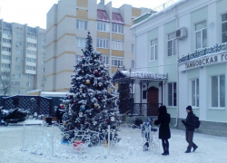 Сказочные фигуры расположились у дверей Тамбовской городской Думы Сказочные фигуры расположились у дверей Тамбовской городской Думы