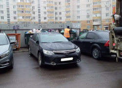 Припаркованные машины мешают вывозу мусора в Тамбове Припаркованные машины мешают вывозу мусора в Тамбове