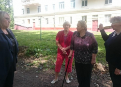Продолжение тополиной истории: представители власти встретились с населением Летки Продолжение тополиной истории: представители власти встретились с населением Летки