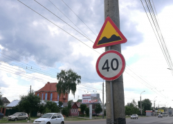 Здесь подпрыгивают даже автобусы: асфальтовая «ступенька» на Астраханке «напрягает» автомобилистов Здесь подпрыгивают даже автобусы: асфальтовая «ступенька» на Астраханке «напрягает» автомобилистов