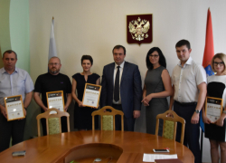 Вице-губернатор Игорь Кулаков поблагодарил журналистов за освещение вопросов ЖКХ Вице-губернатор Игорь Кулаков поблагодарил журналистов за освещение вопросов ЖКХ