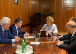 Валентина Матвиенко посетила выставку Тамбовской области в Совете Федерации РФ Валентина Матвиенко посетила выставку Тамбовской области в Совете Федерации РФ