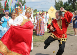 Глава Мичуринского района нарядилась в русский сарафан Глава Мичуринского района нарядилась в русский сарафан