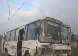 В Тамбовской области пассажирский автобус врезался в трактор В Тамбовской области пассажирский автобус врезался в трактор