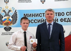 Министр спорта РФ вручил золотые знаки отличия ГТО двум тамбовским выпускникам Министр спорта РФ вручил золотые знаки отличия ГТО двум тамбовским выпускникам