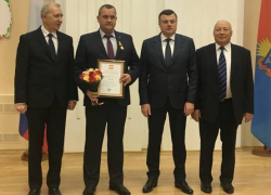 Медаль и Благодарность президента Олегу Иванову вручил губернатор Медаль и Благодарность президента Олегу Иванову вручил губернатор