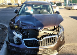 «Skoda Yeti» и «Mercedes Benz» не поделили дорогу на Северной площади «Skoda Yeti» и «Mercedes Benz» не поделили дорогу на Северной площади