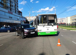 На юге Тамбова в аварии с участием автобуса и внедорожника пострадали пассажиры На юге Тамбова в аварии с участием автобуса и внедорожника пострадали пассажиры