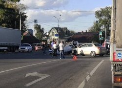 В ДТП у Лермонтовского моста перевернулось такси, пострадала беременная В ДТП у Лермонтовского моста перевернулось такси, пострадала беременная