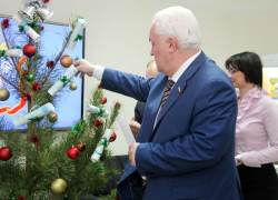 Тамбовские депутаты исполняют новогодние желания детей Тамбовские депутаты исполняют новогодние желания детей