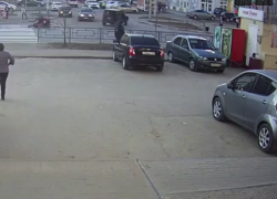 Авария с мотоциклистом на улице Чичерина попала в объектив камеры видеонаблюдения Авария с мотоциклистом на улице Чичерина попала в объектив камеры видеонаблюдения