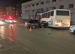 В Тамбове рядом с тюрьмой автобус столкнулся с иномаркой В Тамбове рядом с тюрьмой автобус столкнулся с иномаркой