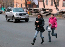 Под колесами машины сотрудника полиции оказались две студентки Под колесами машины сотрудника полиции оказались две студентки