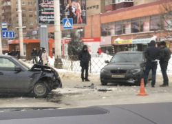 На одном перекрестков центральных улиц Тамбова столкнулись две легковушки На одном перекрестков центральных улиц Тамбова столкнулись две легковушки