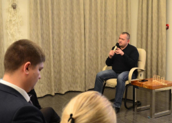Олег Иванов: «Люди хотят видеть в чиновниках скромность, честность и искренность» Олег Иванов: «Люди хотят видеть в чиновниках скромность, честность и искренность»