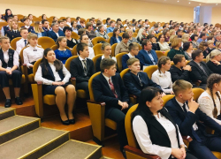 Тридцать одаренных школьников получили паспорта в главном зале администрации области Тридцать одаренных школьников получили паспорта в главном зале администрации области