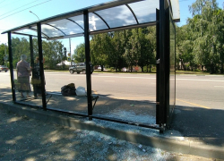 Антивандальное стекло не выдержало бутылочной атаки: еще одна остановка в Тамбове разбита хулиганами Антивандальное стекло не выдержало бутылочной атаки: еще одна остановка в Тамбове разбита хулиганами