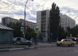 В центре Тамбова легковой автомобиль протаранил дом В центре Тамбова легковой автомобиль протаранил дом