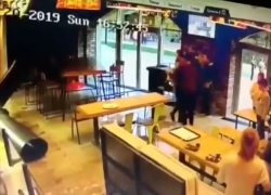 Спустя два дня после открытия в ТЦ "Студенец" с потолка в кафе упала труба Спустя два дня после открытия в ТЦ "Студенец" с потолка в кафе упала труба