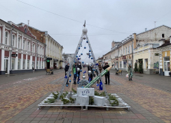 В Тамбове на улице Коммунальной появилась необычная ёлка в виде лестницы-стремянки В Тамбове на улице Коммунальной появилась необычная ёлка в виде лестницы-стремянки