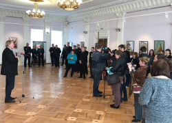 На стенах краеведческого музея развесили норвежские плакаты На стенах краеведческого музея развесили норвежские плакаты