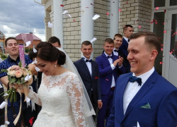 Тамбовским молодоженам вручают сертификат на медобслуживание Тамбовским молодоженам вручают сертификат на медобслуживание