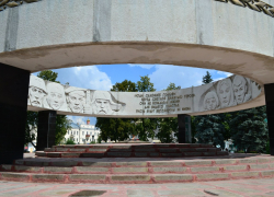 Подростки устроили танцы у «Вечного огня» в центре Тамбова Подростки устроили танцы у «Вечного огня» в центре Тамбова