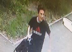 В Тамбове разыскивают молодых людей, укравших рюкзак у кафе «Парус» В Тамбове разыскивают молодых людей, укравших рюкзак у кафе «Парус»