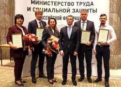 Кондитер из «Гренка» получил награду из рук министра труда Кондитер из «Гренка» получил награду из рук министра труда