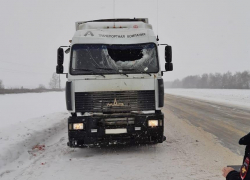 Лобовое стекло и голову водителя разбил кусок льда, отлетевший от встречной машины Лобовое стекло и голову водителя разбил кусок льда, отлетевший от встречной машины