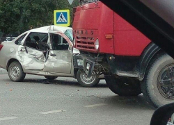 "Renault Logan" и КамАЗ не поделили перекресток в Тамбове "Renault Logan" и КамАЗ не поделили перекресток в Тамбове