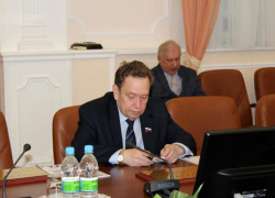 В июле гордума решит вопрос о лишении Геннадия Берстенёва почётного звания В июле гордума решит вопрос о лишении Геннадия Берстенёва почётного звания