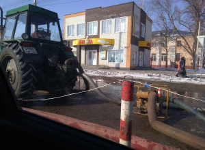 Коллектор на Гастелло снова выплеснул на поверхность дурно-пахнущее содержимое Коллектор на Гастелло снова выплеснул на поверхность дурно-пахнущее содержимое