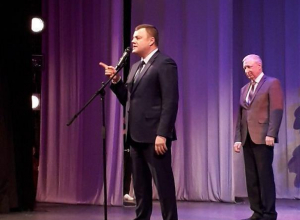 Александр Никитин со сцены тамбовтеатра трогательно поздравил жену с 8 марта Александр Никитин со сцены тамбовтеатра трогательно поздравил жену с 8 марта