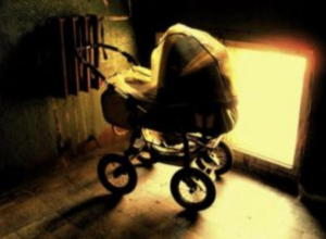 19-летняя мать «прикурила» коляску со своим ребенком 19-летняя мать «прикурила» коляску со своим ребенком