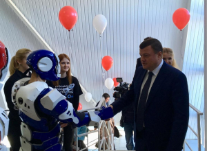 Губернатор открыл технопарк, прокатился на супер-тракторе и пожал руку киборгу: Деловой центр Покровской ярмарки начал работу Губернатор открыл технопарк, прокатился на супер-тракторе и пожал руку киборгу: Деловой центр Покровской ярмарки начал работу