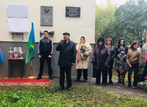Мемориальную доску в честь прославленного борца Батраза Борукаева открыли на улице Энгельса Мемориальную доску в честь прославленного борца Батраза Борукаева открыли на улице Энгельса