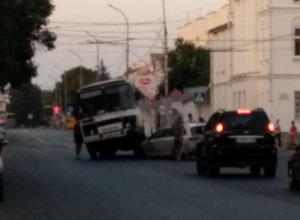 В Тамбове автобус ПАЗ «оседлал» иномарку В Тамбове автобус ПАЗ «оседлал» иномарку