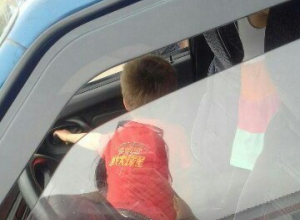 В Красненькой дети, оставленные родителями в машине, чудом избежали беды. В Красненькой дети, оставленные родителями в машине, чудом избежали беды.