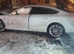 «Audi» въехал в дом, «четырнадцатая» в столб: результат неудачного женского вождения «Audi» въехал в дом, «четырнадцатая» в столб: результат неудачного женского вождения