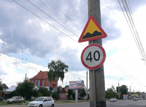 Здесь подпрыгивают даже автобусы: асфальтовая «ступенька» на Астраханке «напрягает» автомобилистов Здесь подпрыгивают даже автобусы: асфальтовая «ступенька» на Астраханке «напрягает» автомобилистов